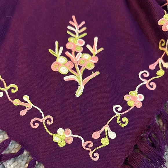NWOT girls Purple floral hand Embroidered Poncho with Fringe size 3/4 - Picture 3 of 5